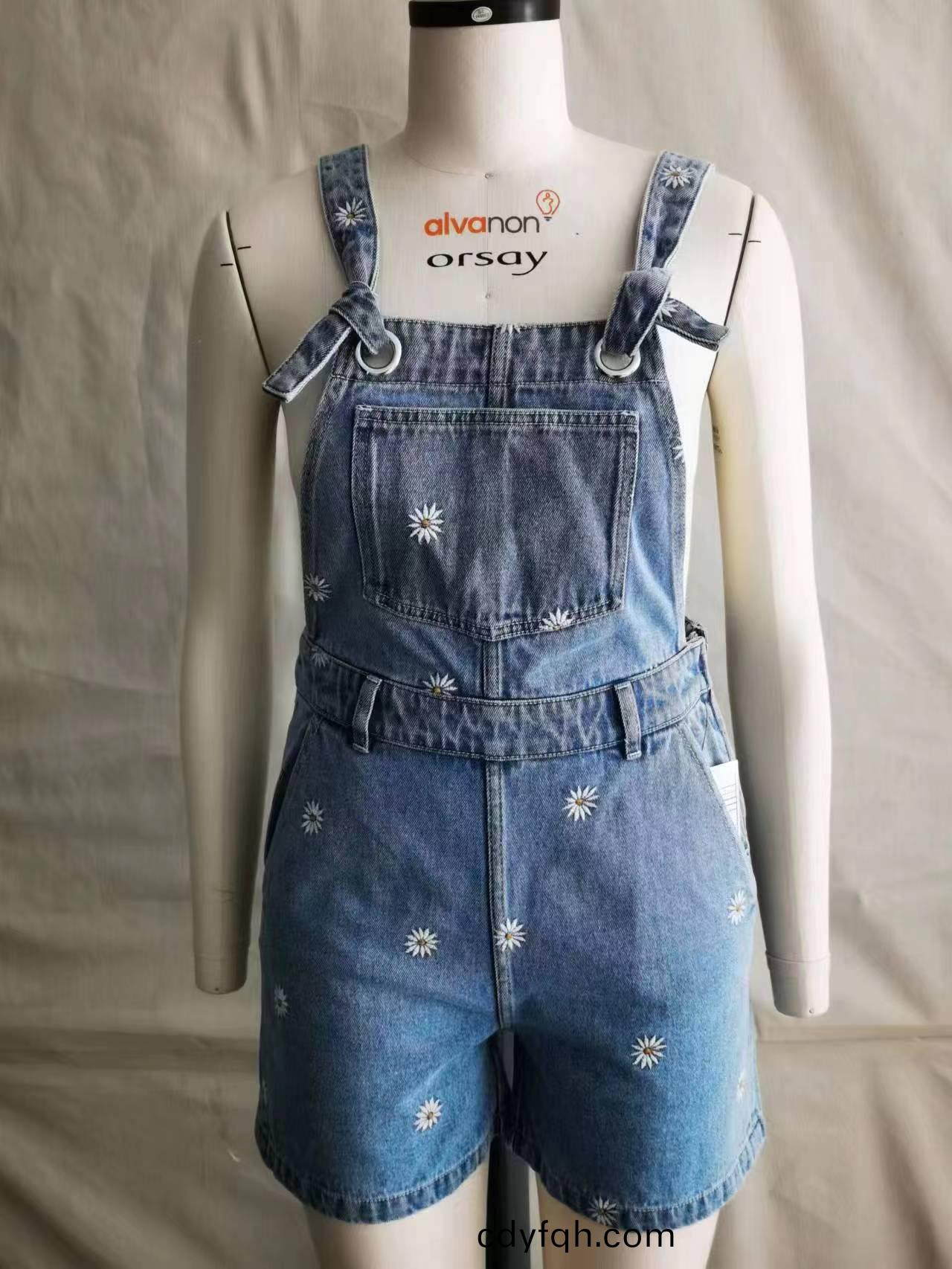 揹(bei)帶(dai)繡蘤(hua)短褲_青島(dao)紡(fang)聯(lian)集糰進(jin)齣口有限公(gong)司(si)