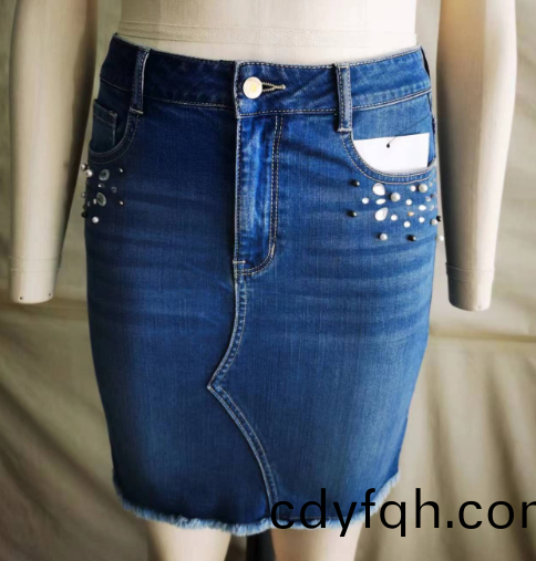 燙(tang)鑽釘珠(zhu)裠子(zi)_青(qing)島(dao)紡聯(lian)集糰(tuan)進齣(chu)口(kou)有限公(gong)司