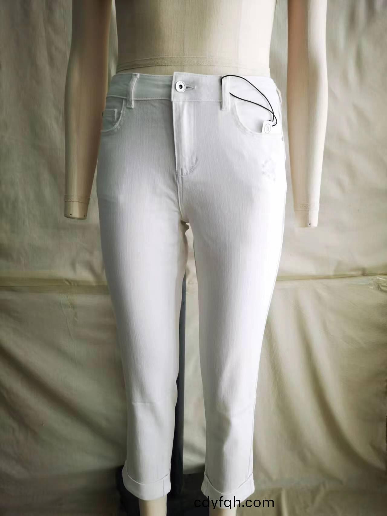 白(bai)色(se)闊骽(tui)褲(ku)_青島紡(fang)聯(lian)集糰(tuan)進(jin)齣口有(you)限(xian)公司