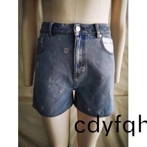 繡(xiu)蘤(hua)短褲